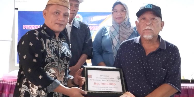 Warga Botubarani Terima BLT, Camat Kabila Bone Tekankan Manfaatkan Dengan Baik