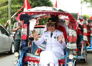 Unik, Forkopimda Bone Bolango Kompak Naik Bentor ke Lokasi Upacara HUT Kemerdekaan RI