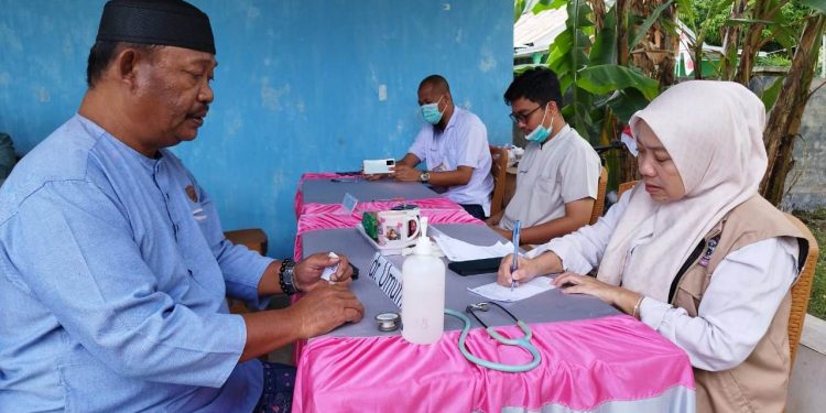 Dinas Kesehatan Bone Bolango Beri Pelayanan Kesehatan Bagi Warga Terdampak Banjir di Bilungala