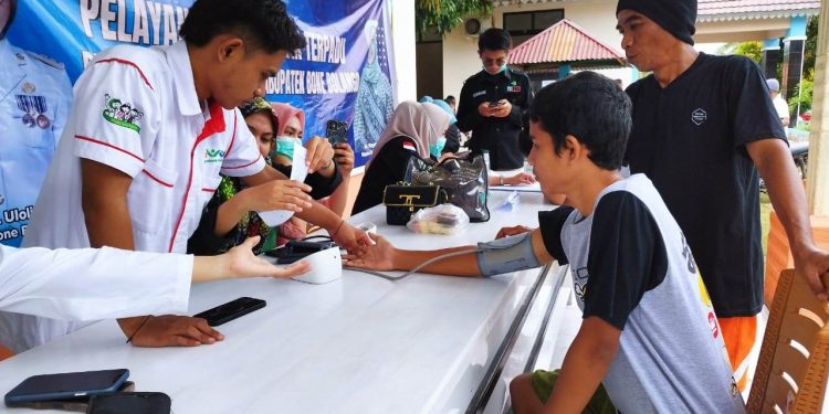 Dinas Kesehatan Bone Bolango Beri Pelayanan Kesehatan Bagi Warga Terdampak Banjir di Bilungala