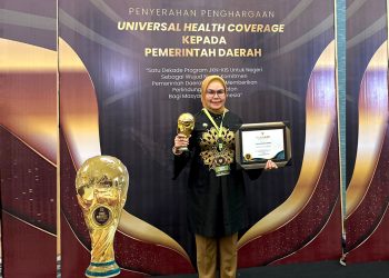Komitmen Beri Perlindungan Kesehatan Bagi Warganya, Bupati Merlan Uloli Terima Penghargaan UHC Award 2024