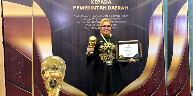 Komitmen Beri Perlindungan Kesehatan Bagi Warganya, Bupati Merlan Uloli Terima Penghargaan UHC Award 2024