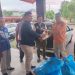 Pj Sekda Bone Bolango, Aznan Nadjamudin saat menyerahkan bantuan paket sembako untuk masyarakat Kecamatan Bone yang terdampak banjir