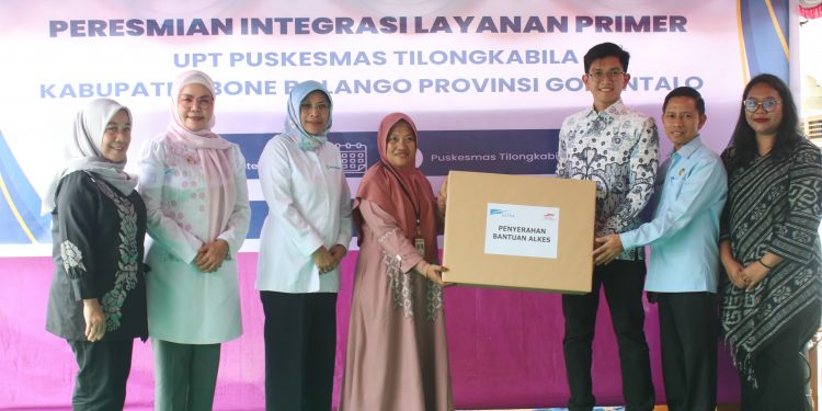 PT Astra International tbk saat menyerahkan bantuan alat kesehatan kepada Puskesmas Tilongkabila, Kamis (19/9/2024). (F.Yudi/Prokopim)