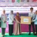 PT Astra International tbk saat menyerahkan bantuan alat kesehatan kepada Puskesmas Tilongkabila, Kamis (19/9/2024). (F.Yudi/Prokopim)