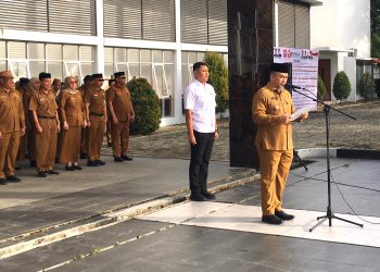 Pjs Bupati Budiyanto Sidiki saat membacakan naskah deklarasi netralitas ASN yang diikuti oleh seluruh peserta apel, Senin (30/9/2024). (F.Indra/Diskominfo)