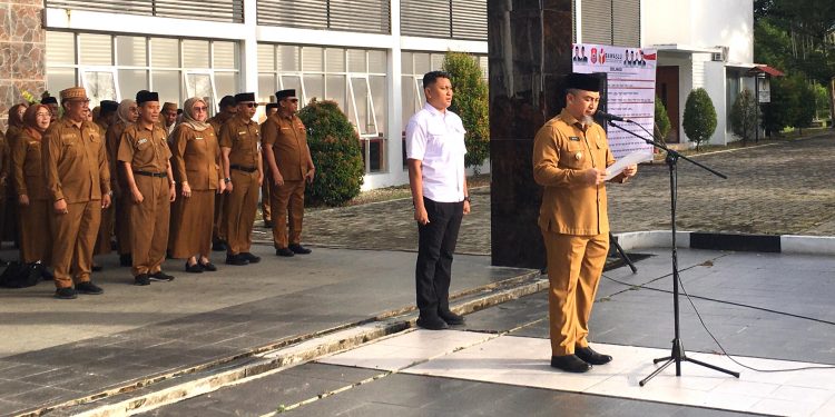 Pjs Bupati Budiyanto Sidiki saat membacakan naskah deklarasi netralitas ASN yang diikuti oleh seluruh peserta apel, Senin (30/9/2024). (F.Indra/Diskominfo)