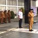 Pjs Bupati Budiyanto Sidiki saat membacakan naskah deklarasi netralitas ASN yang diikuti oleh seluruh peserta apel, Senin (30/9/2024). (F.Indra/Diskominfo)