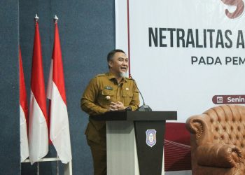 Pjs Bupati Budiyanto Sidiki saat memberikan arahan pada Sosialisasi Netralitas ASN dan Kepala Desa pada Pilkada Serentak tahun 2024 yang dilaksanakan di Aula BPSDM Provinsi Gorontalo, Senin (30/9/2024). (F. Yudi/Prokopim)