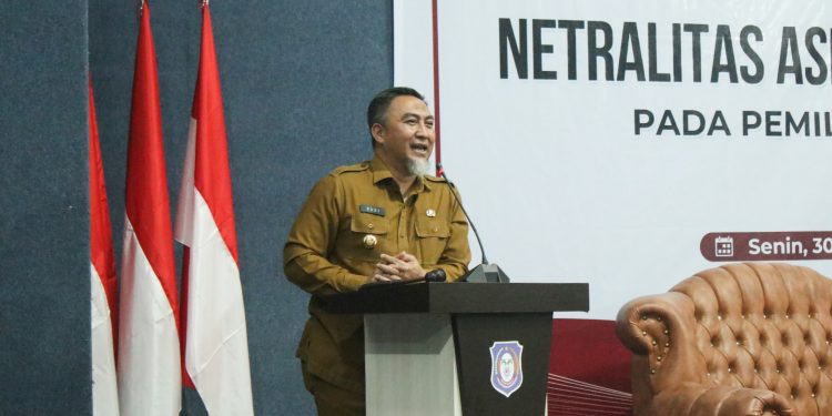 Pjs Bupati Budiyanto Sidiki saat memberikan arahan pada Sosialisasi Netralitas ASN dan Kepala Desa pada Pilkada Serentak tahun 2024 yang dilaksanakan di Aula BPSDM Provinsi Gorontalo, Senin (30/9/2024). (F. Yudi/Prokopim)