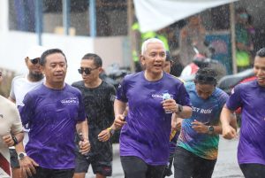 Pj Gubernur Gorontalo, Rudy Salahuddin bersama para runners saat sedang berlari hingga titik finish pada Kejuaraan Bonebol Perintis Ten’K, Minggu (20/10/2024). (F.Adit/Prokopim)