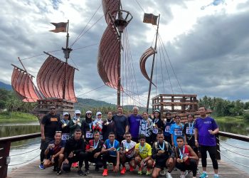 Penjabat Gubernur Gorontalo Rudy Salahuddin didampingi Pjs Bupati Bone Bolango, Budiyanto Sidiki dan Pj Sekda Bone Bolango, Aznan Nadjamuddin saat foto bersama dengan para runners yang berhasil mendapatkan medali pada Kejuaraan Bonebol Perintis Ten’K, Minggu (20/10/2024). (F. Indra/Diskominfo)