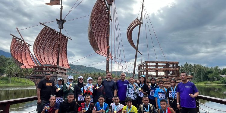Penjabat Gubernur Gorontalo Rudy Salahuddin didampingi Pjs Bupati Bone Bolango, Budiyanto Sidiki dan Pj Sekda Bone Bolango, Aznan Nadjamuddin saat foto bersama dengan para runners yang berhasil mendapatkan medali pada Kejuaraan Bonebol Perintis Ten’K, Minggu (20/10/2024). (F. Indra/Diskominfo)