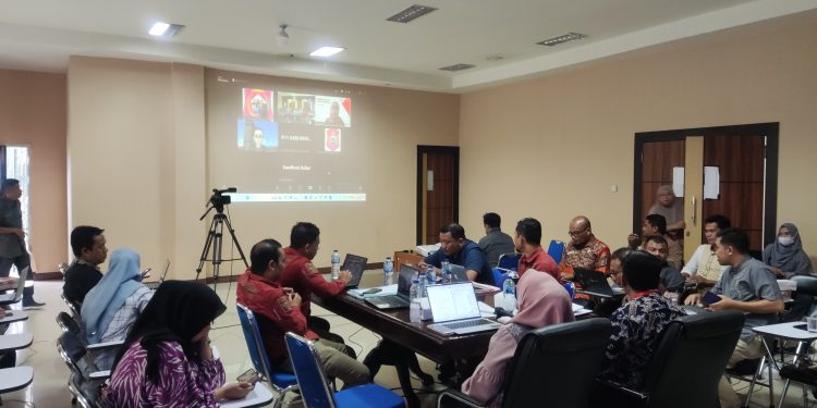 Pemerintah Kabupaten Bone Bolango saat menjalani Wawancara Evaluasi Penilaian SPBE tahun 2024 yang dilaksakan oleh Kementerian Pendayagunaan Aparatur Negara dan Reformasi Birokrasi (KemenPAN-RB) secara virtual di Ruang Restorasi Kantor Bupati Bone Bolango, Jumat (18/10/2024). (F. Sigit/Diskominfo)