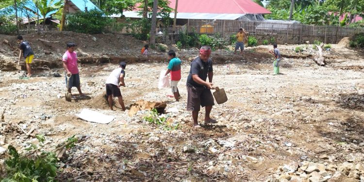 Warga Dusun Kemiri Gotong Royong Buka Akses Jalan Alternatif Baru