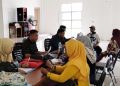 Petugas Dinas Kependudukan dan Pencatatan Sipil Kabupaten Bone Bolango saat memberikan layanan dokumen kependudukan kepada warga. (F. Dok Disdukcapil Bone Bolango)