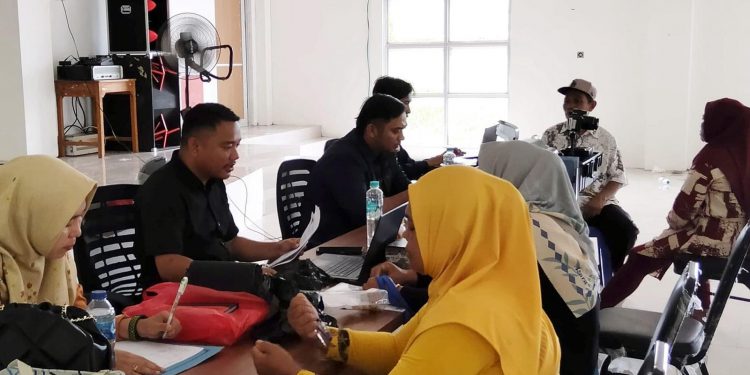 Petugas Dinas Kependudukan dan Pencatatan Sipil Kabupaten Bone Bolango saat memberikan layanan dokumen kependudukan kepada warga. (F. Dok Disdukcapil Bone Bolango)