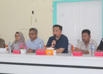: Pjs Bupati Bone Bolango Budiyanto Sidiki didampingi Ketua DPRD Bone Bolango, Faisal Yunus dan Pj Sekda Aznan Nadjamudin serta pihak terkait saat memberikan arahan terkait aktivitas pertambangan di Kecamatan Bonepantai, Selasa (22/10/2024). (F. Yudi/Prokopim)