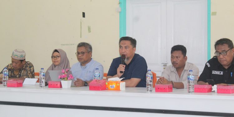 : Pjs Bupati Bone Bolango Budiyanto Sidiki didampingi Ketua DPRD Bone Bolango, Faisal Yunus dan Pj Sekda Aznan Nadjamudin serta pihak terkait saat memberikan arahan terkait aktivitas pertambangan di Kecamatan Bonepantai, Selasa (22/10/2024). (F. Yudi/Prokopim)