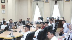 Pjs Bupati Bone Bolango, Budiyanto Sidiki didampingi Pj Sekda Aznan Nadjamudin saat Rapat bersama  dengan BWSS II Gorontalo terkait ekspose konsep desain PSU Terdampak Bendungan Bulango Ulu di Ruang Rapat Bupati, Rabu (23/10/2024). (Foto Yudi/Prokopim)