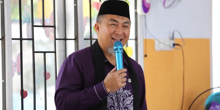 Pjs Bupati Budiyanto Sidiki saat memberikan sambutan pada kegiatan Audit Standarisasi Lembaga Perlindungan Khusus Ramah Anak (LPKRA) oleh Kementerian PPPA di SDN 7 Tapa, Kamis (3/10/2024). (Foto Adit/Prokopim)