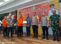 Direktur Kesiapsiagaan Basarnas, Noer Isrodin Mukhlisin saat menyerahkan langsung Piagam Penghargaan kepada Pj Sekda Bone Bolango pada kegiatan Pembukaan Latihan SAR Gabungan (LATSARGAB) 2024 di Aula Rumah Jabatan Gubernur Gorontalo, Rabu (2/10/2024). (Foto Bobby)