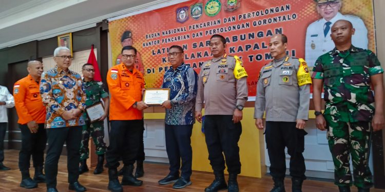 Direktur Kesiapsiagaan Basarnas, Noer Isrodin Mukhlisin saat menyerahkan langsung Piagam Penghargaan kepada Pj Sekda Bone Bolango pada kegiatan Pembukaan Latihan SAR Gabungan (LATSARGAB) 2024 di Aula Rumah Jabatan Gubernur Gorontalo, Rabu (2/10/2024). (Foto Bobby)