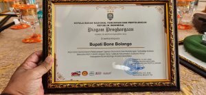 Model Piagam Penghargaan yang diterima oleh emerintah Kabupaten Bone Bolango dari Badan Nasional Pencarian dan Pertolongan (Basarnas) Republik Indonesia, Rabu (2/10/2024). (Foto Bobby)