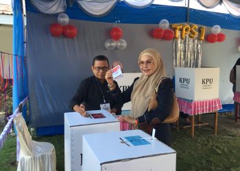 Bupati Merlan Uloli Salurkan Hak Suara Pilkada 2024 di TPS 001 Tumbihe