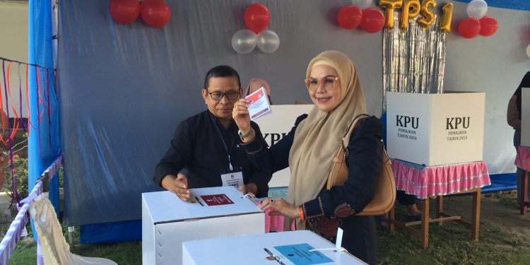 Bupati Merlan Uloli Salurkan Hak Suara Pilkada 2024 di TPS 001 Tumbihe