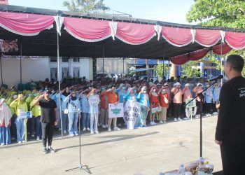 Pjs Bupati Bone Bolango Budiyanto Sidiki saat menjadi Pembina Upacara pada Peringatan Hari Kesehatan Nasional (HKN) ke-60 tahun 2024 tingkat Kabupaten Bone Bolango yang dilaksanakan di Halaman Dinas Kesehatan, Selasa (12/11/2024). (F. Yudi/Prokopim)