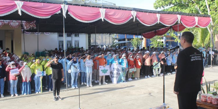 Pjs Bupati Bone Bolango Budiyanto Sidiki saat menjadi Pembina Upacara pada Peringatan Hari Kesehatan Nasional (HKN) ke-60 tahun 2024 tingkat Kabupaten Bone Bolango yang dilaksanakan di Halaman Dinas Kesehatan, Selasa (12/11/2024). (F. Yudi/Prokopim)