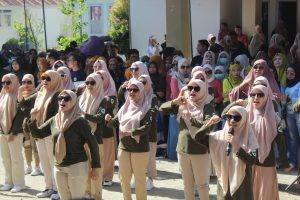 Salah satu Puskesmas saat mengikuti lomba yel-yel yang dilaksanakan untuk memeriahkan Hari Kesehatan Nasional 2024 tingkat Kabupaten Bone Bolango, Selasa (12/11/2024). (F. Yudi/Prokopim)