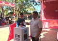 Pjs Bupati Bone Bolango, Budiyanto Sidiki saat melakukan simulasi pemungutan dan penghitungan suara Pemilihan Gubernur dan Wakil Gubernur, Bupati dan Wakil Bupati serta penggunaan Aplikasi Sirekap Pilkada 2024 yang digelar di Halaman Gedung Bone Bolango Business Center, Kecamatan Kabila, Rabu (13/11/2024). (F. Indra/Diskominfo)