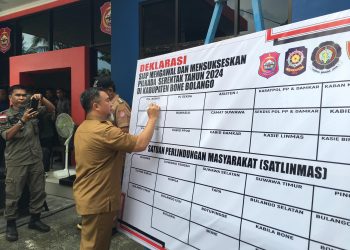 Pjs Bupati Bone Bolango, Budiyanto Sidiki saat menandatangani Deklarasi Siap Mengawal dan Mensukseskan Pilkada Serentak 2024 usai pelaksanaan Apel Siaga Satlinmas Dalam Menghadapi Pilkada Serentak Tahun 2024 di Kabupaten Bone Bolango yang dilaksanakan di Halaman Dinas Satpol PP dan Pemadam Kebakaran, Selasa (12/11/2024). (F. Indra/Diskominfo)