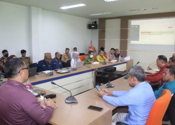 Pjs Bupati Bone Bolango, Budiyanto Sidiki saat memimpin rapat Optimalisasi Capaian Indeks MCP Bone Bolango di Mall Pelayanan Publik (MPP), Kamis (14/11/2024). (F. Yudi/Prokopim)