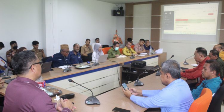 Pjs Bupati Bone Bolango, Budiyanto Sidiki saat memimpin rapat Optimalisasi Capaian Indeks MCP Bone Bolango di Mall Pelayanan Publik (MPP), Kamis (14/11/2024). (F. Yudi/Prokopim)