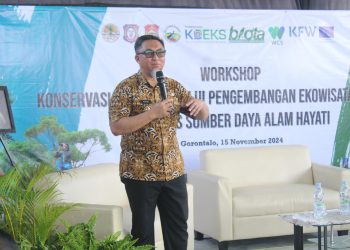 Pjs Bupati Bone Bolango, Budiyanto Sidiki saat memberikan sambutan pada kegiatan Workshop Konservasi Maleo Melalui Pengembangan Ekowisata Terpadu Berbasis Sumber Daya Alam Hayati yang dilaksanakan di Wadala Stabile Perintis, Kecamatan Suwawa, Jumat (15/11/2024). (F. Yudi/Prokopim)
