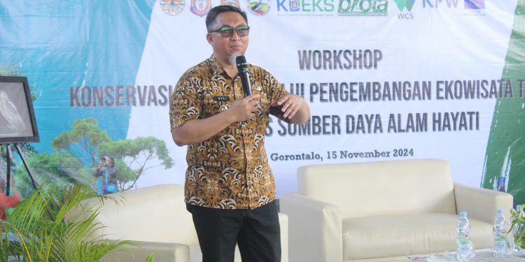 Pjs Bupati Bone Bolango, Budiyanto Sidiki saat memberikan sambutan pada kegiatan Workshop Konservasi Maleo Melalui Pengembangan Ekowisata Terpadu Berbasis Sumber Daya Alam Hayati yang dilaksanakan di Wadala Stabile Perintis, Kecamatan Suwawa, Jumat (15/11/2024). (F. Yudi/Prokopim)