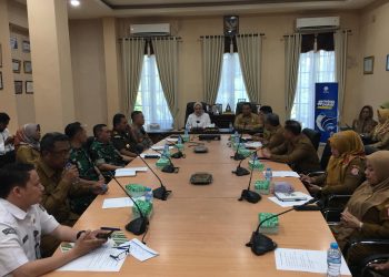 Bupati Bone Bolango, Merlan S. Uloli saat memimpin Rapat Forkopimda terkait persiapan pelaksanaan pemungutan dan penghitungan suara pada Pilkada Serentak 2024 di Ruang Rapat Bupati, Senin (25/11/2024). (Foto Indra/Diskominfo)