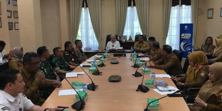 Bupati Bone Bolango, Merlan S. Uloli saat memimpin Rapat Forkopimda terkait persiapan pelaksanaan pemungutan dan penghitungan suara pada Pilkada Serentak 2024 di Ruang Rapat Bupati, Senin (25/11/2024). (Foto Indra/Diskominfo)