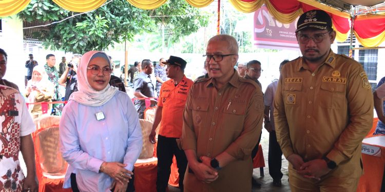 Bupati Bone Bolango Merlan S. Uloli saat mendampingi Pj Gubernur Gorontalo Rudy Salahuddin melakukan pemantauan TPS yang ada di wilayah tersebut, Selasa (26/11/2024). (Foto Indra/Diskominfo)