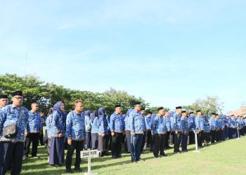 Para ASN Bone Bolango saat mengikuti Upacara Peringatan HUT Korpri ke-53 tingkat Kabupaten Bone Bolango yang dilaksanakan di Lapangan Alun-Alun, Jumat (29/11/2024). (Foto Adit/Prokopim)