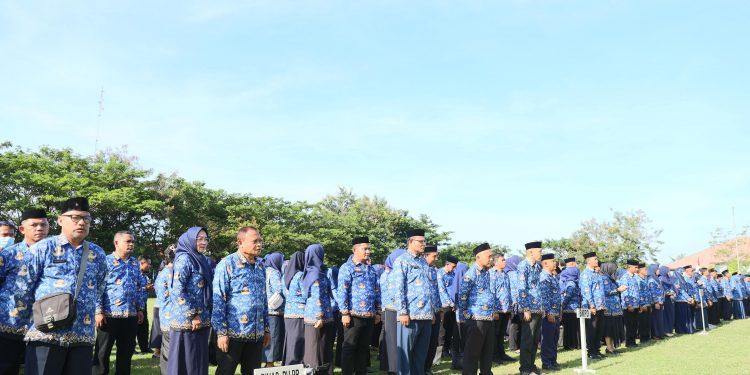 Para ASN Bone Bolango saat mengikuti Upacara Peringatan HUT Korpri ke-53 tingkat Kabupaten Bone Bolango yang dilaksanakan di Lapangan Alun-Alun, Jumat (29/11/2024). (Foto Adit/Prokopim)