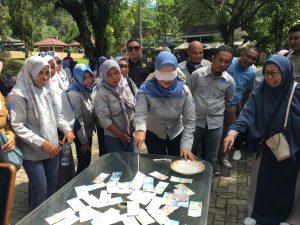 Bupati Merlan S. Uloli saat mengikuti games yang digelar pada kegiatan Family Gathering Pemerintah Kabupaten Bone Bolango di Objek Wisata Lombongo, Senin (30/12/2024). (Foto Indra/Diskominfo)