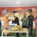 Bupati Merlan S. Uloli saat membagikan potongan tumpeng buah kepada tamu undangan pada perayaan Hari Ulang Tahun (HUT) ke-25 Dharma Wanita Persatuan (DWP) yang dilaksanakan di Bandayo Li Mbui, Kecamatan Kabila, Jumat (13/12/2024). (Foto Indra/Diskominfo)