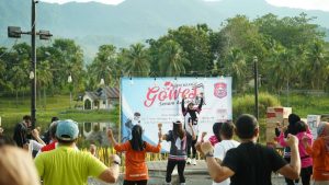 Jajaran Pemerintah Kabupaten Bone Bolango dan organisasi lainnya saat senam aerobik bersama pada Pencanangan Ragam Kegiatan menyambut Hari Patriotik dan HUT Bone Bolango ke-22 di Danau Perintis Suwawa, Jumat (20/12/2024). (Foto Onal/Prokopim)