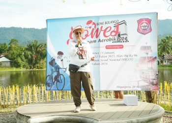 Bupati Merlan S. Uloli saat memberikan sambutan pada Pencanangan Ragam Kegiatan menyambut Hari Patriotik dan HUT Bone Bolango ke-22 di Danau Perintis Suwawa, Jumat (20/12/2024). (Foto Onal/Prokopim)