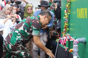 Komandan Korem 133 Nani Wartabone, Brigjen TNI Hari Pahlawantoro saat melakukan uji coba aliran air bersih yang merupakan program TNI Manunggal Air Bersih di Desa Timbuolo Timur, Kecamatan Botupingge, Rabu (4/12/2024). (Foto Adit/Prokopim)