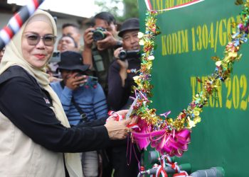 Bupati Merlan S. Uloli saat meresmikan pengerjaan TNI Manunggal Air Bersih secara simbolis di Desa Timbuolo Timur, Kecamatan Botupingge, Rabu (4/12/2024). (Foto Adit/Prokopim)